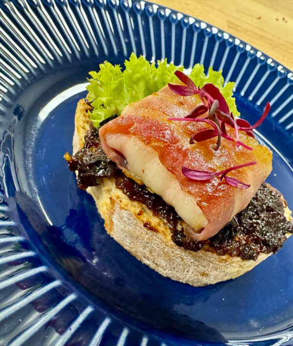 Kanapka kozí sýr, tyrolská slanina